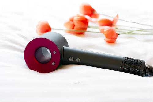 a black and red hair dryer with carrots at 东京上野超级中心 设计师房间Yaob 上野公园3分钟 车站1分钟 超级繁华 免费wifi 戴森吹风 in Tokyo