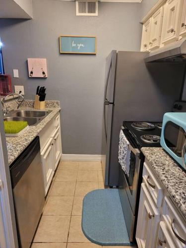 Η κουζίνα ή μικρή κουζίνα στο Blue Shark *E3* @ Midtown Cozy 1BR King Suite