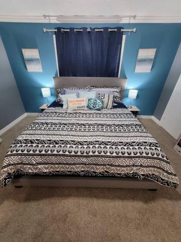 um quarto com uma cama grande e uma parede azul em Blue Shark *E3* @ Midtown Cozy 1BR King Suite em Houston