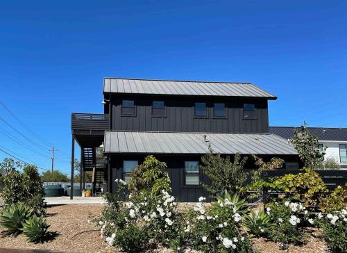 ein schwarzes Haus mit einem Metalldach in der Unterkunft Black Barn Ranch Hill Views Downtown Close in San Luis Obispo