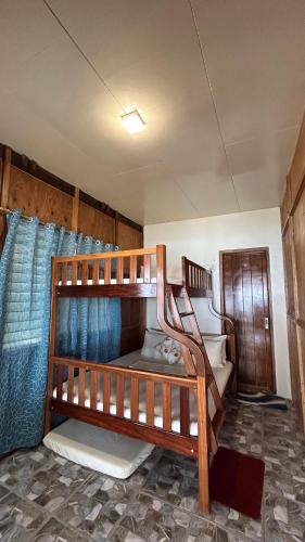 Katil dua tingkat atau katil-katil dua tingkat dalam bilik di Inay’s Beachfront House