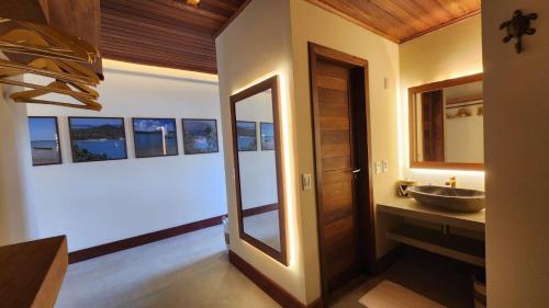 bagno con lavandino e specchio di Filho do Vento Kite & Lodge a Canguaretama