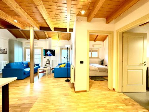 sala de estar con sofá azul y cama en The Loft, en Timisoara