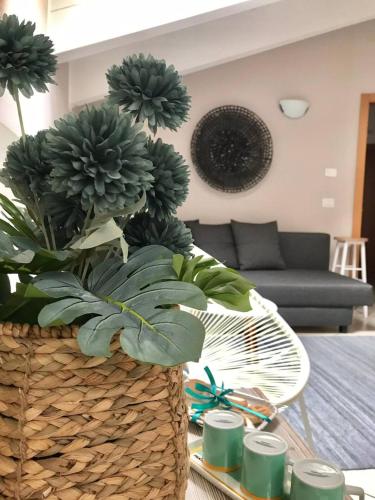 a living room with a plant in a basket at Appartamento nel Borgo in Rovereto