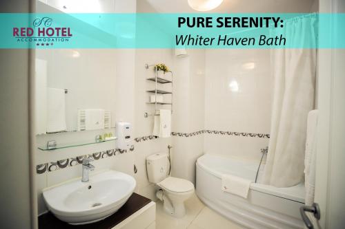 クルジュ・ナポカにあるRed Hotel Riviera Suite&Lakeの白いバスルーム(洗面台、トイレ付)