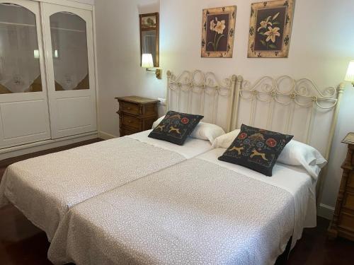 a bedroom with two beds with white sheets and pillows at Hotel Kaia in Ciérvana