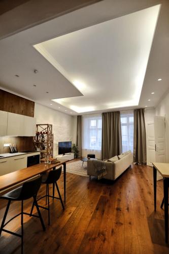 Town Hall Square Apartment في تالين: غرفة معيشة بها أريكة وطاولة