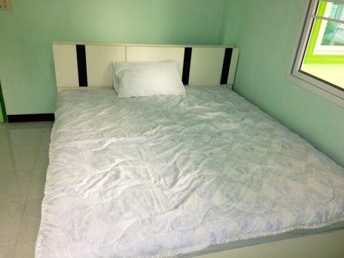 Postel nebo postele na pokoji v ubytování Green Home บ้านพักสีเขียว
