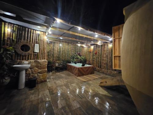 a bathroom with a stone wall and a sink at Parador La Mesa Redonda Hotel y Glamping in Los Santos