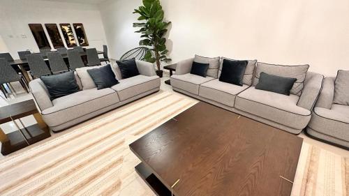 Oceanfront Villa 5 BR Private pool seaview - Al Dana Island Fujairah