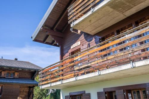 een uitzicht op een gebouw met houten balkons bij Dom Apartment in Riederalp