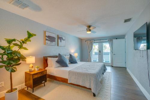 ein Schlafzimmer mit einem Bett mit blauen Kissen in der Unterkunft North Fort Myers Home with Hot Tub and Boat Dock in North Fort Myers