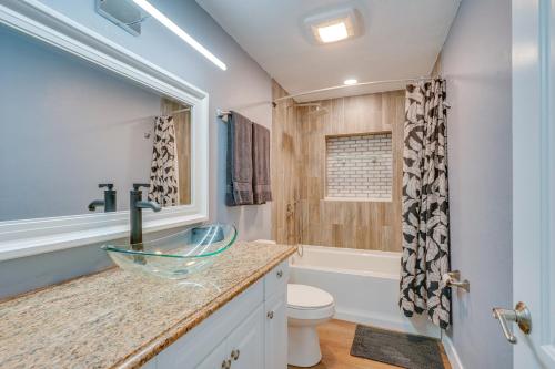 ein Badezimmer mit einem Waschbecken, einem WC und einer Badewanne in der Unterkunft North Fort Myers Home with Hot Tub and Boat Dock in North Fort Myers