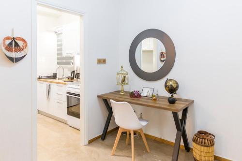 Un escritorio en una cocina con un espejo y una silla. en Sweet greek memories-Acropolis, en Atenas