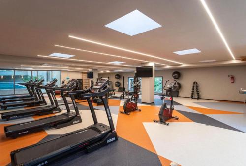 a gym with a lot of treadmills and ellipticals at Studio aeroporto Congonhas in Sao Paulo