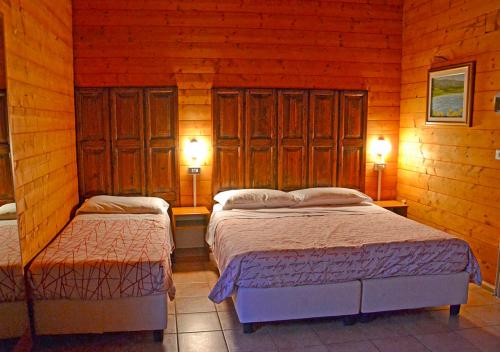una camera con 2 letti in una cabina di legno di Agriturismo "Gli Olmi" a Corropoli