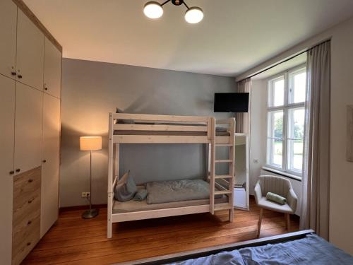 ein Schlafzimmer mit einem Etagenbett in einem Zimmer in der Unterkunft Villa Lattermann in Muldenhammer