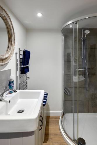Bilik mandi di Stunning Cabin with incredible views near Goodwood