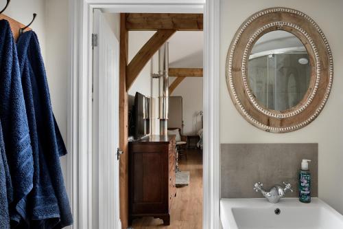 uma casa de banho com um lavatório e um espelho em Stunning Cabin with incredible views near Goodwood em Rogate