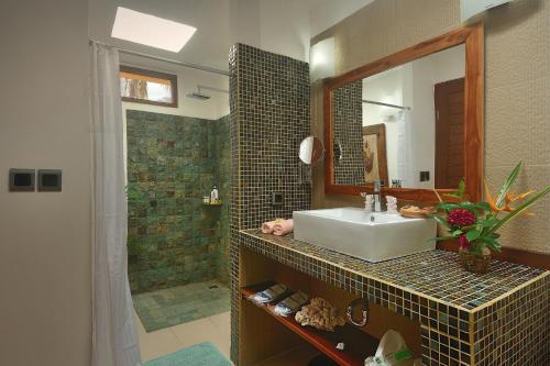 吉利特拉旺安三潭吉利小屋酒店的浴室里有洗手池和镜子