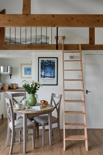 Televisyen dan/atau pusat hiburan di Stunning Cabin with incredible views near Goodwood