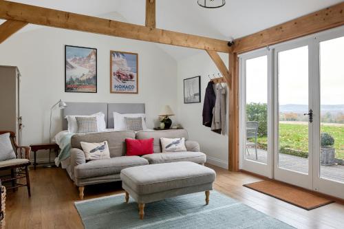 Ruang duduk di Stunning Cabin with incredible views near Goodwood