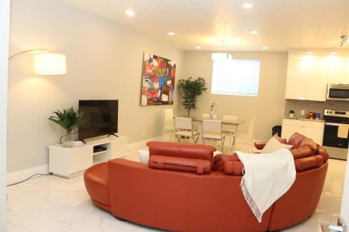 Quiet Luxury 3BR Suite In Windermere, Prestigious Location, Near Henday Drive, Amenities Closeby
