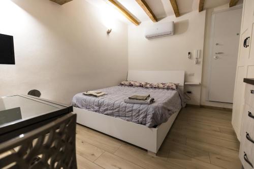 una piccola camera con un letto in una stanza di Savenella house a Bologna
