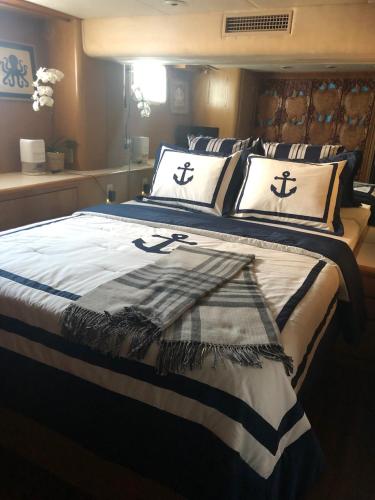 Luxury Afloat Yacht Paradise 3 bedrooms 3bath 5 beds with full Marina view photo 11