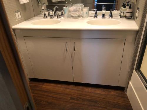 Luxury Afloat Yacht Paradise 3 bedrooms 3bath 5 beds with full Marina view photo 12