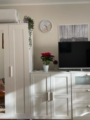 sala de estar con TV y armario blanco en Bartalos ház en Zánka
