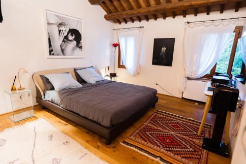 1 dormitorio con 1 cama y TV en CASA DORINA, en Padua
