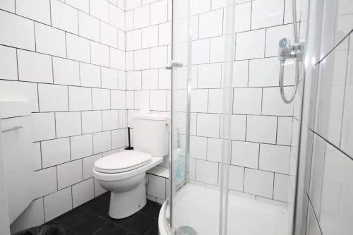 une salle de bain blanche avec toilettes et douche dans l'établissement 01 - Chambre avec lit double idéal JO 2024, à Saint-Denis