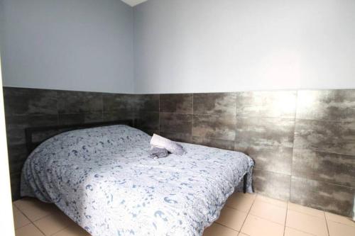 une chambre avec un lit avec une couverture bleue dans l'établissement 01 - Chambre avec lit double idéal JO 2024, à Saint-Denis