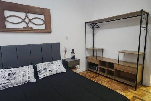 um quarto com uma cama grande e um espelho grande em Seu Lugar em Beagá em Belo Horizonte