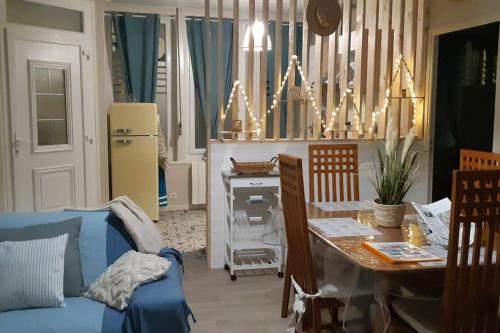 une cuisine avec une table et une salle à manger dans l'établissement 