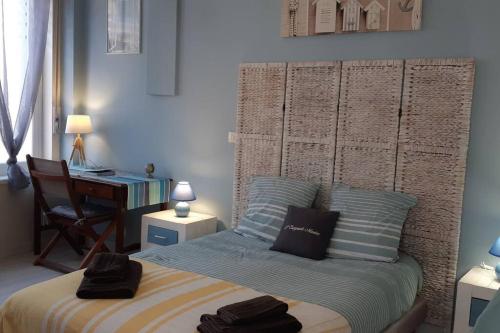 - une chambre avec un lit, un bureau et une chaise dans l'établissement 