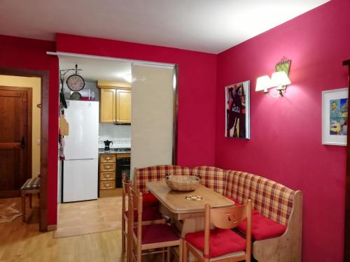 AncilesにあるMagic Pirineosの赤い壁のキッチン(テーブル、椅子付)