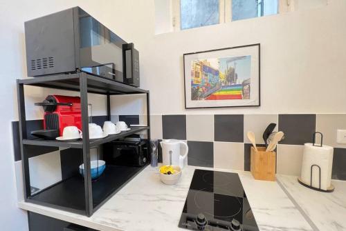 une cuisine avec un comptoir avec un micro-ondes dans l'établissement La Suite PopArt - Baignoire - Lit Rond, à Marseille