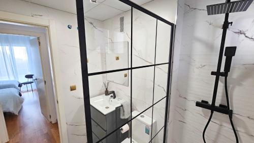 bagno con lavandino e specchio di Balcón de Añoreta - Alojamientos La Torre a Torre de Benagalbón