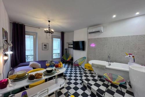 - un salon avec une baignoire et un canapé dans l'établissement La Suite PopArt - Baignoire - Lit Rond, à Marseille