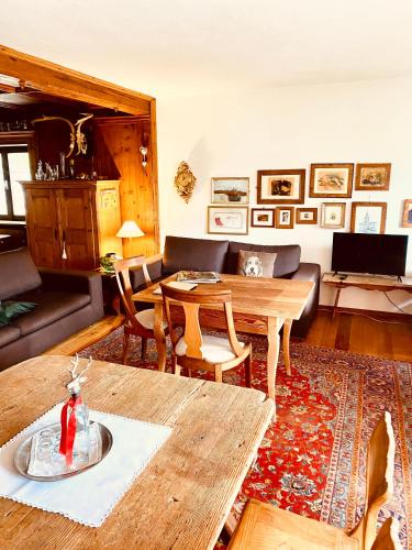 a living room with a table and a couch at B&B Pichler Casa in Castello di Fiemme