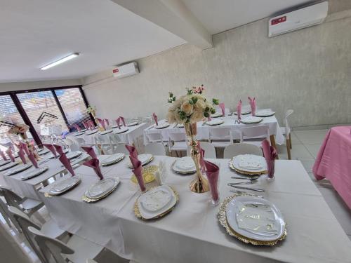 Un restaurante u otro lugar para comer en Triunfo Guest House