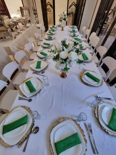 Un restaurante u otro lugar para comer en Triunfo Guest House