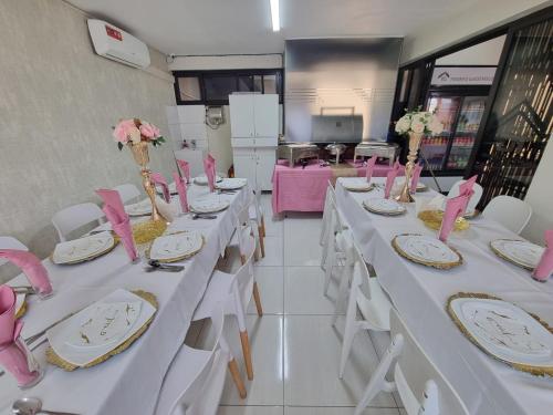 Un restaurante u otro lugar para comer en Triunfo Guest House