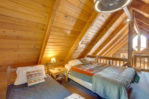 Ένα ή περισσότερα κρεβάτια σε δωμάτιο στο Cozy Easton Cabin on the Yakima River!