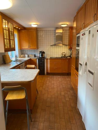 Dapur atau dapur kecil di Stockholm-Arlanda privat rum i rymlig villa gratis wifi 1Gb fiber parkering Room1