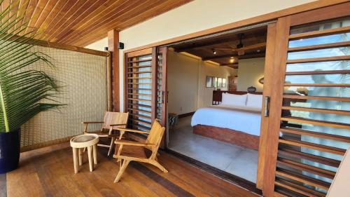 una camera con letto e balcone di Filho do Vento Kite & Lodge a Canguaretama