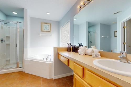 uma casa de banho com um lavatório, um chuveiro e uma banheira em Paradise Villa em Davenport