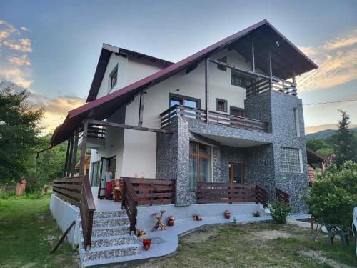 Cette villa offre une vue sur une maison. dans l'établissement Pensiunea Ricky, à Căpăţîneni-Ungureni